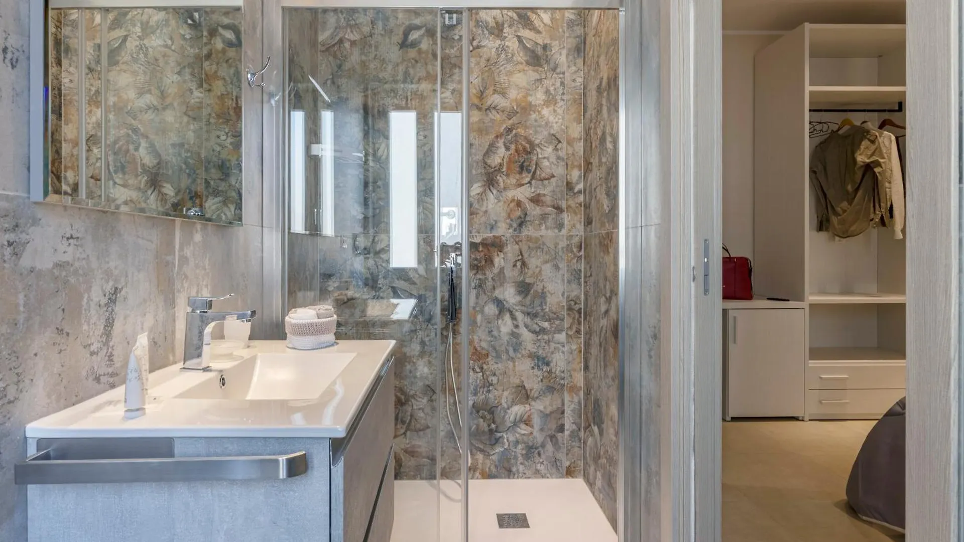 Ilenia'S Boutique Rooms Follonica Affittacamere