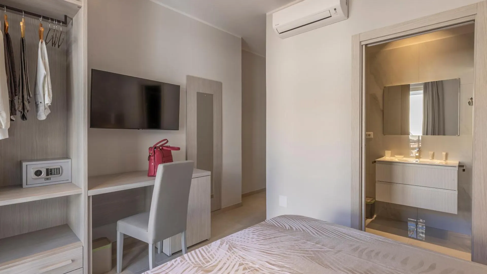 Ilenia'S Boutique Rooms Follonica Affittacamere