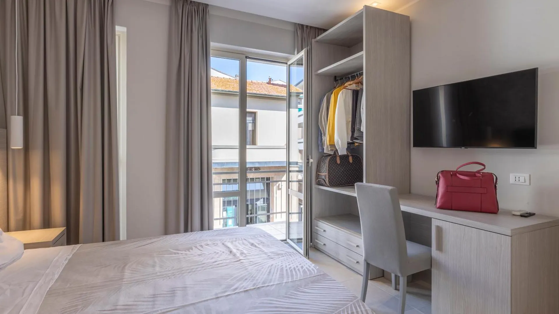 Ilenia'S Boutique Rooms Follonica Italia
